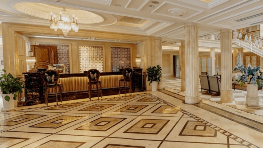 虛擬仿真示范基地的優(yōu)勢(shì)表現(xiàn)在哪些方面?在酒店管理中發(fā)揮著怎么樣的作用？