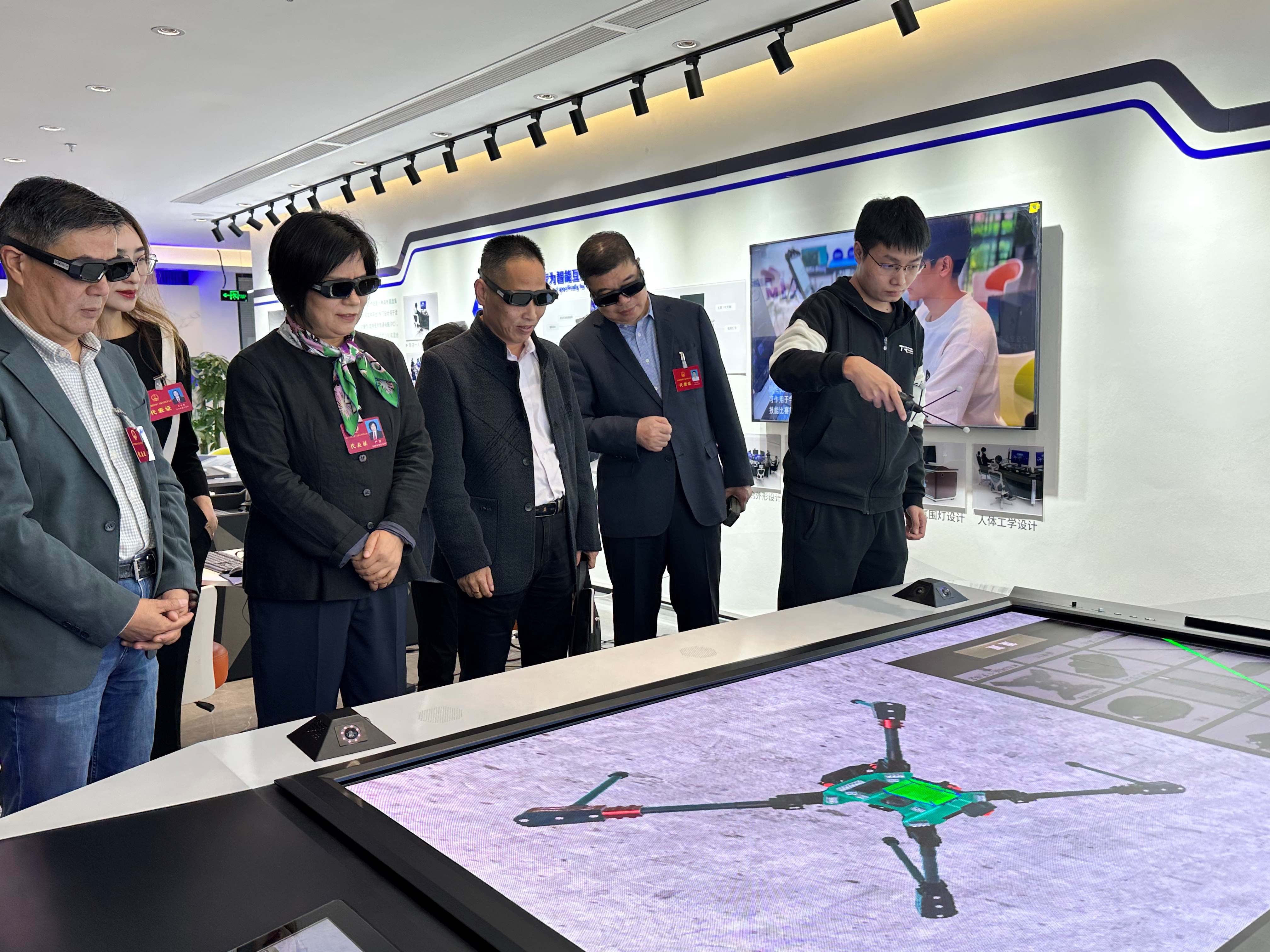嘉賓現(xiàn)場體驗了MR智能互動沙盤