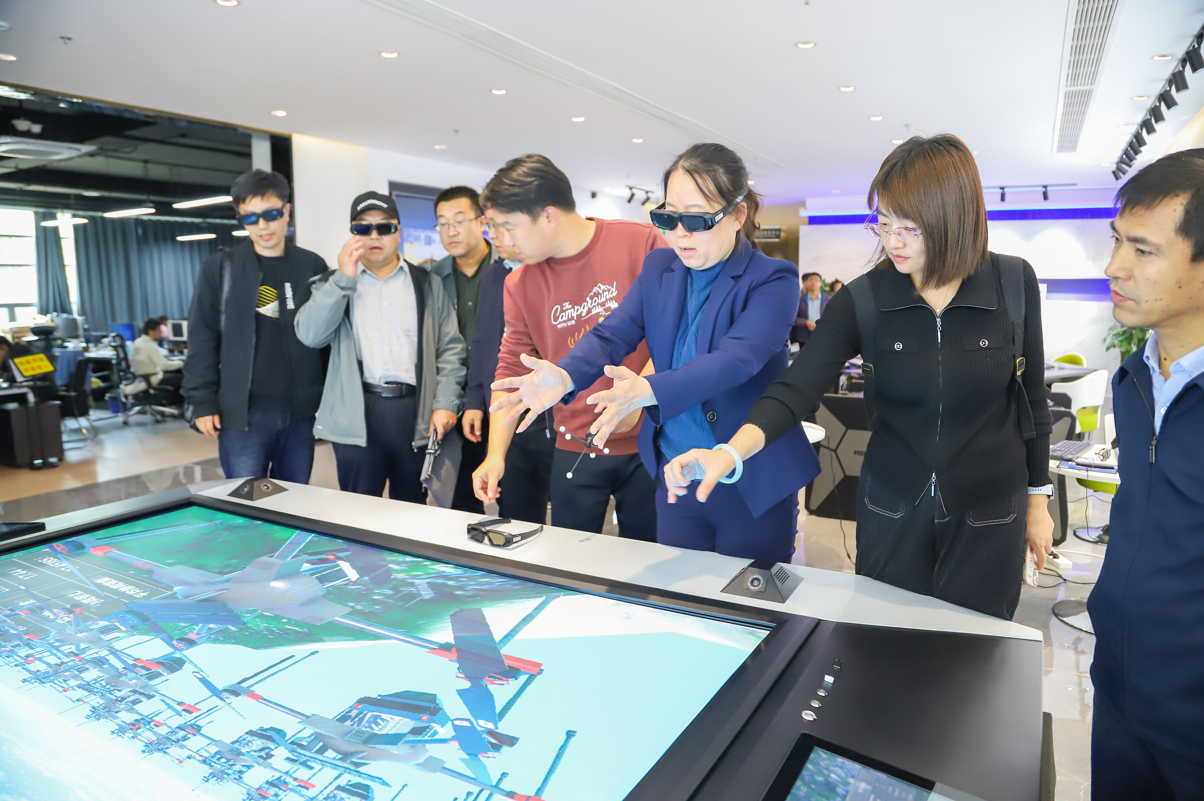 與會嘉賓體驗MR智能互動沙盤